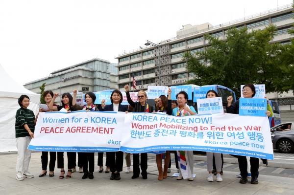 20일 여성평화운동네트워크 주최로 열린 한국 전쟁 종식과 여성이 참여하는 평화 프로세스 구축을 촉구하는 기자회견에서 참가자들이 'Korea Peace Now!' 구호를 외치고 있다.