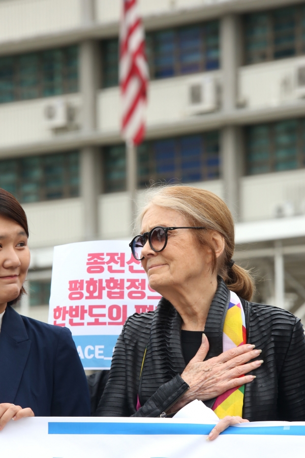 미국 여성운동가 글로리아 스타이넘이 20일 서울 종로구 광화문광장에서 열린 한반도 종전 선언 촉구 기자회견에 참여했다.