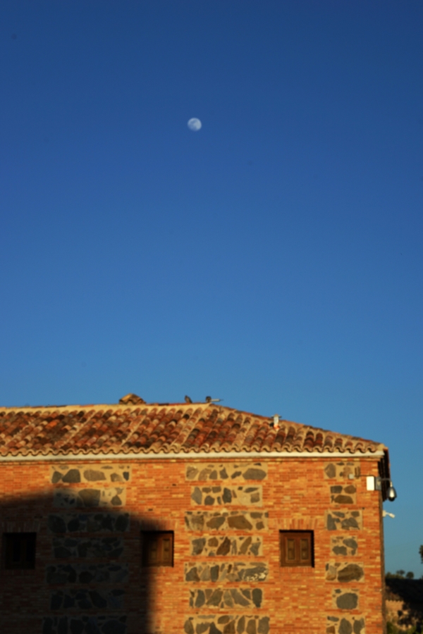 파라도르 건물에 햇빛 그림자가 선명한데 낮 달이 떴다 (스페인 톨레도). 사진_조현주