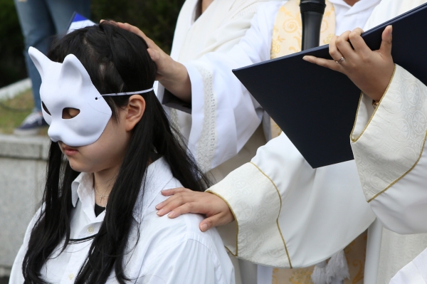 유연희 목사, 박연미 장로, 임지희 전도사가 총신대 학생에게 안수를 주고 있다.