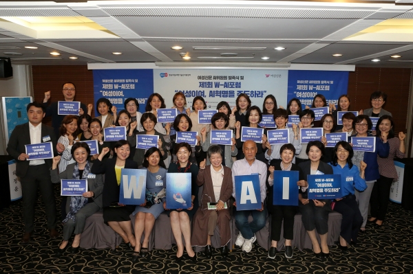 9월 25일 개최한 제 1회 W-AI포럼 후 여성신문 AI위원들과 참가자들이 기념 사진을 찍고 있다. ⓒ곽성경 여성신문 사진기자