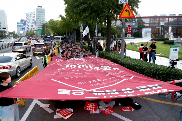 28일 서울역사박물관 앞 도로에서 제 10차 페미시국광장 '강간죄를 위한 총귈기'가 열렸다. 참가자들이 현수막 퍼포먼스를 하고 있다.
