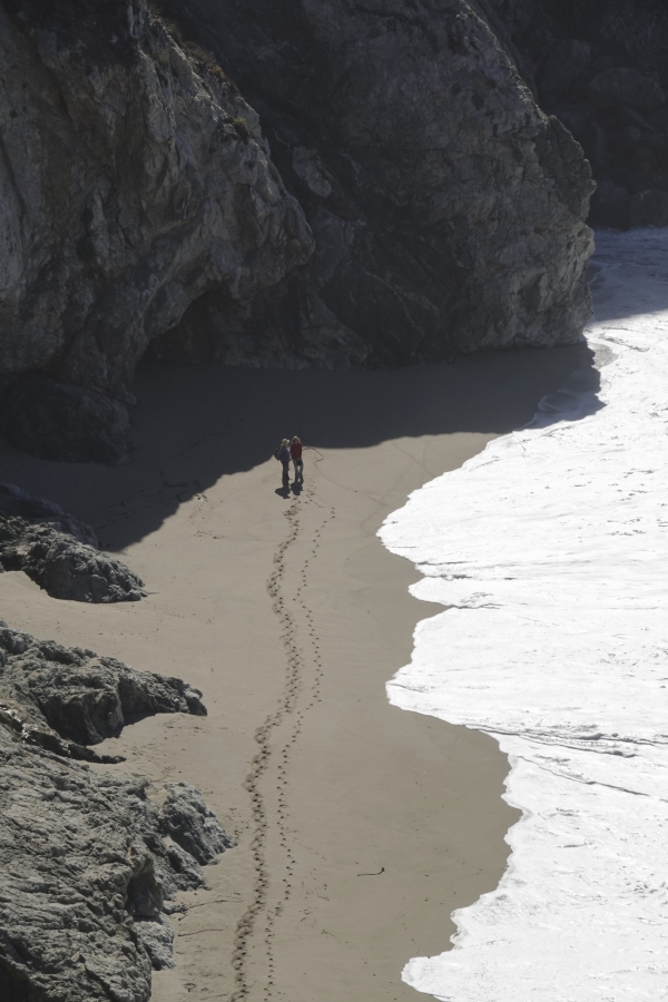 빅서어 절벽 아래 좁은 해안가에 걷고 있는 커플. 빛을 받은 파도가 마치 사람 옆얼굴 같다 (미국 샌프란시스코). 사진_조현주