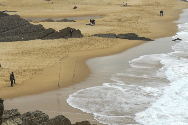 사막이 연상되는 진한 모래색 해변가에 파도가 느리게 무늬를 만든다  (포르투갈 카스카이스). 사진_조현주