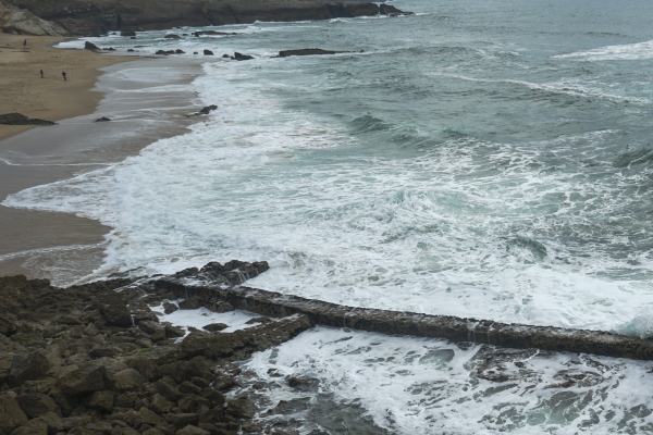 유라시아 대륙 최서단인 호미곷 근처 해변에 거센 파도가 만들어내는 포말이 멋지다. (포르투갈 카스카이스). 사진_조현주