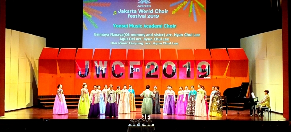 연세음악아카데미합창단이 인도네시아에서 열린 ‘자카르타 국제합창축제 경연대회’에서 공연하는 모습. ©연세음악아카데미합창단