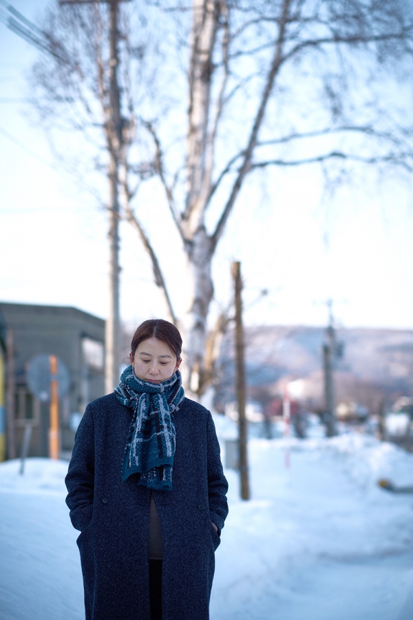 남편과 이혼한 윤희(김희애)는 딸과 일본 오타루에 여행 떠나 그곳에서 첫사랑을 만날 수 있을 것이라는 기대를 한다. ⓒ리틀빅피처스