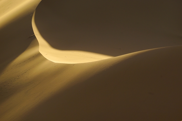 부드러운 모래 구릉에 시간과 빛이 쌓여 선과 깊이가 더해진다.     사진_조현주