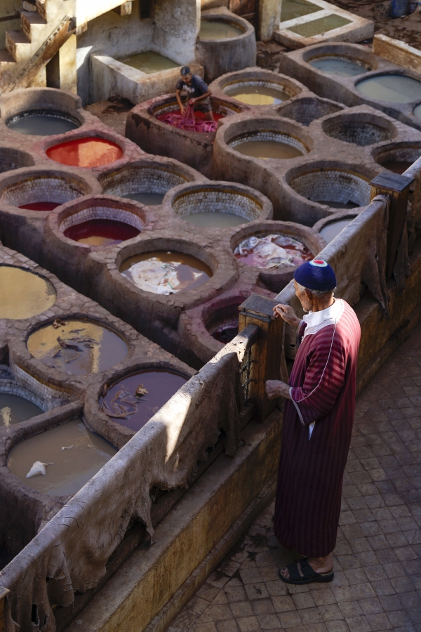 천연 가죽 염색 공정을 볼 수 있는 테너리. 모로코 전통 옷을 입은 노인의 어깨에 세월의 빛이 같이 쌓인다. 사진_조현주