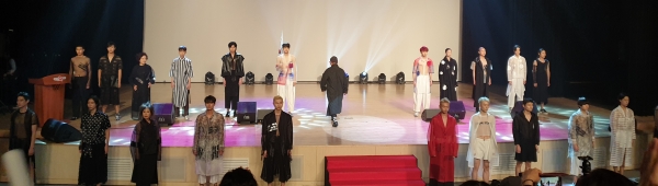 콘서트에서는 디자이너 박종철씨가 태극기와 한복을 주제로 패션쇼를 펼쳤다.