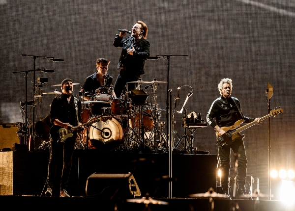 록밴드 유투(U2)가 8일 오후 서울 고척스카이돔에서 열린 첫 내한공연에서 멋진 무대를 선보이고 있다. ⓒ라이브네이션 코리아