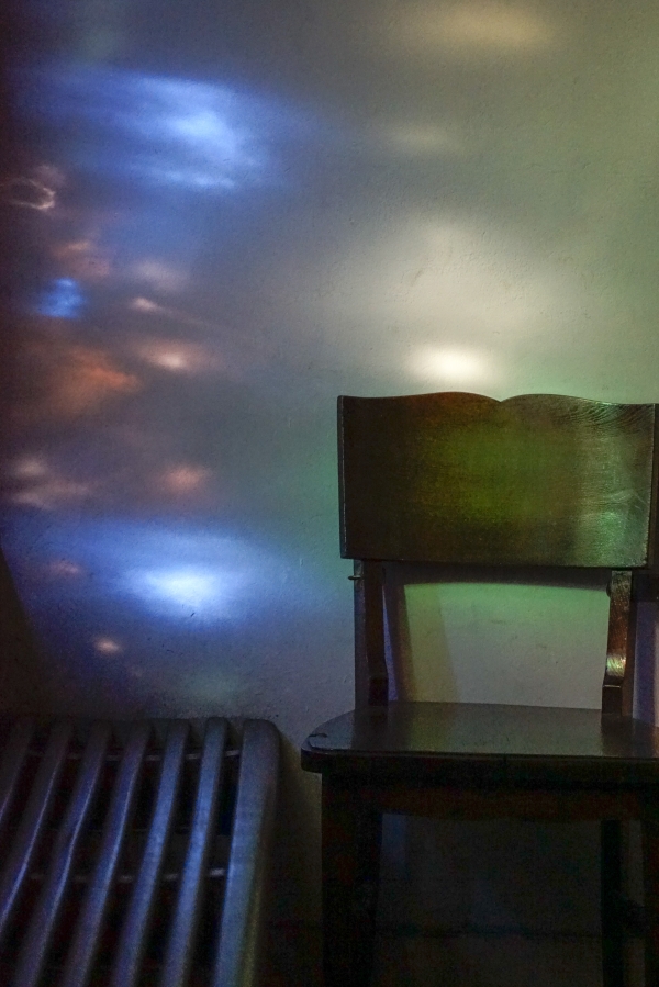 더 이상 성당이지 않은 성당에 외롭게 놓여있는 의자 하나. 그 의자에도 빛이 현란하다. 사진_조현주