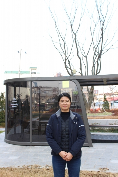 '2019 굿디자인’에 선정된 주민 커뮤니티 공간 ‘파티오 파고라’ 앞에 선 김부성 주임.