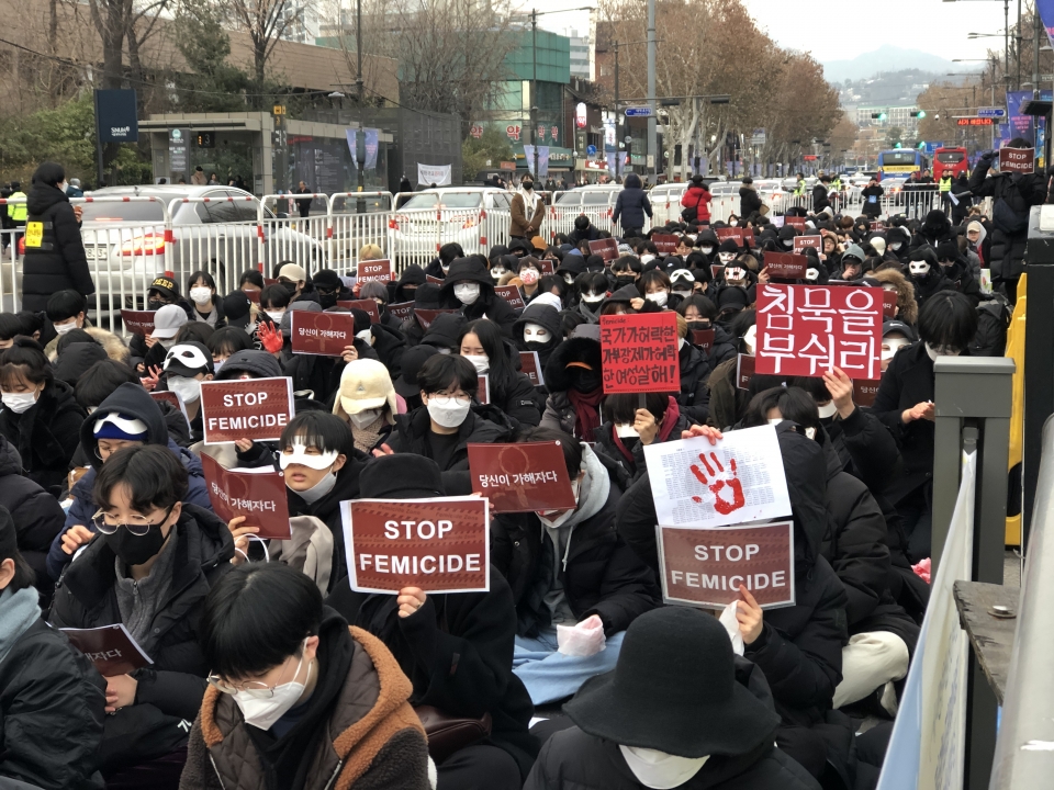 28일 서울 종로구 혜화역 마로니에 공원 앞에 2천여명의 여성들이 페미사이드(Femicide) 희생자들을 추모하는 의미에서 검은 옷을 입고 모였다. ⓒ김서현 기자