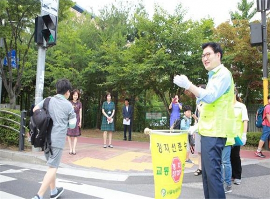 이정훈 강동구청장이 지난해 7월 강일초등학교 앞에서 녹색교통봉사를 하는 모습 ⓒ강동구