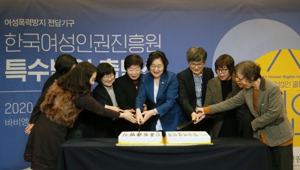 여성가족부 이정옥 장관이 7일 바이엥Ⅱ에서 열린 '한국여성인권진흥원 특수법인 출범식'에 참석하여 참석자들과 기념 케이크를 커팅하고 있다. ⓒ여성가족부
