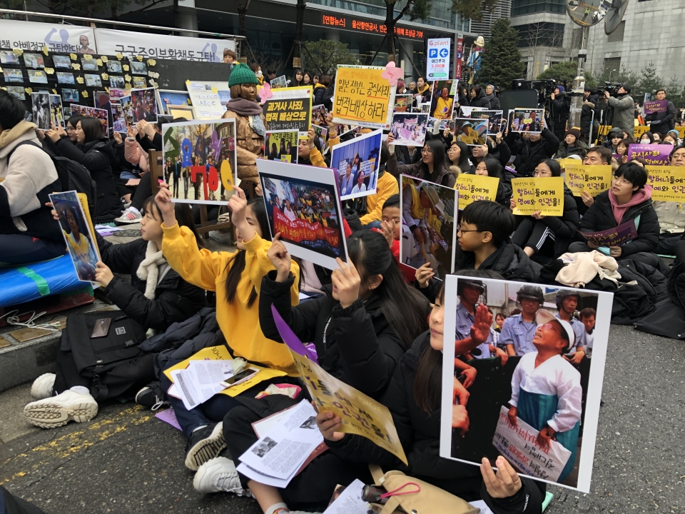 8일 서울 종로구 옛 일본대사관 앞에서 열린 1421차 수요시위에 400여명의 사람들이 모여 일본군 ‘위안부’ 문제 해결을 촉구했다. ⓒ김서현 기자
