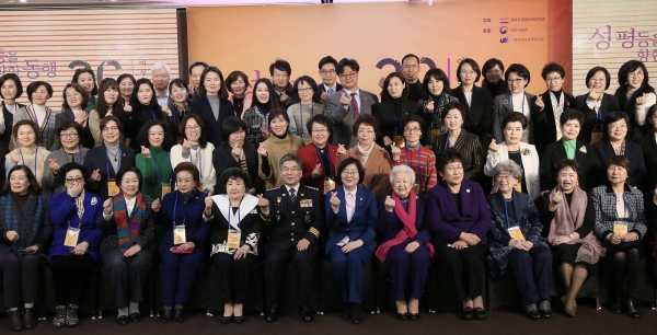 여성가족부 이정옥 장관이 15일 세종문화회관(서울 종로구)에서 열린 '2020 여성계 신년인사회'에 참석해 참석자들과 기념사진을 촬영하고 있다. ⓒ여성가족부