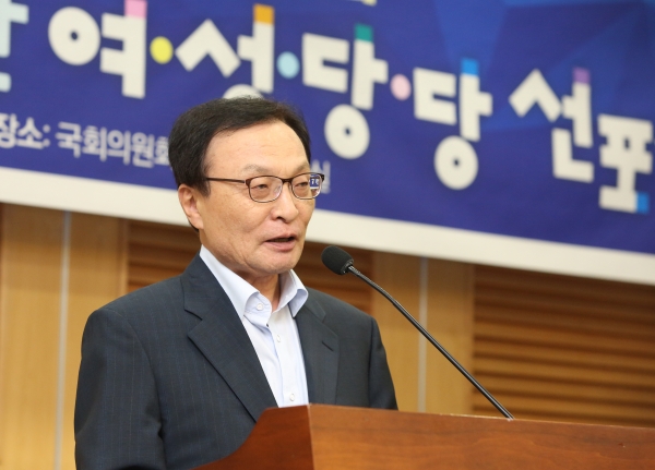 이해찬 더불어민주당 대표가 24일 서울 여의도 국회 의원회관에서 열린 ‘2020 총선 승리를 위한 ‘여·성·당·당 선포식’에 참석해 축사를 하고 있다. ⓒ이정실 여성신문 사진기자