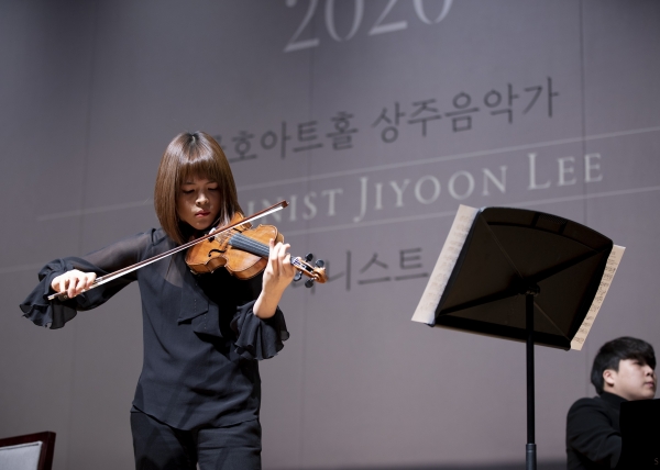 바이올리니스트 이지윤이 14일 서울 금호아트홀 연세에서 열린 기자회견에서 앞서 연주를 하고 있다. ⓒ금호아시아나문화재단