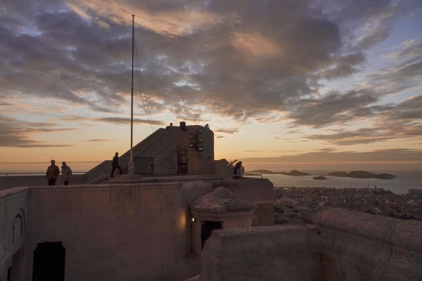 요새가 있었던 언덕 방향에서 바다를 한눈에 조망할 수 있다.  사진_조현주