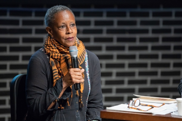 아쿠 카도고 스펠맨 대학 연극공연학부 학과장이 15일 문화예술공간인 신촌문화발전소에서 연극 ‘무지개가 떴을 때 / 자살을 생각한 흑인 소녀들을 위하여’를 중심으로 흑인여성서사의 대안적 흐름'이라는 주제로 세미나를 하고 있다. ⓒ신촌문화발전소