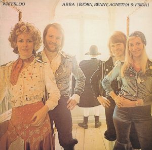 스웨덴 그룹 아바(ABBA)가 1974년 발표한 앨범 '워터루'(Waterloo) 앨범 표지. 앨범 타이틀 곡인 워터루가 유로비젼 송 콘테스트에서 1위를 차지하며 아바는 전 세계적인 인기를 누리게 됐다.