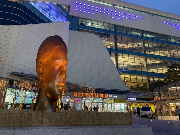 대전복합터미널 앞에 설치된 하우메 플렌자 작가의 작품 '산나' ⓒ대전복합터미널