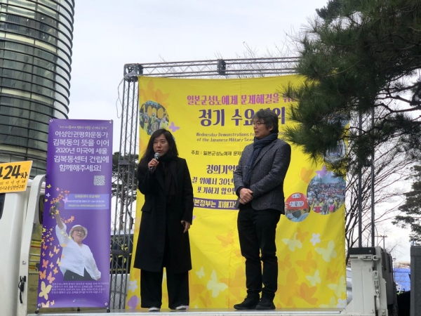 1월 29일 집회에는 김복동 할머니 1주기를 맞아 전쟁과 여성인권박물관에 김복동 할머니의 초상화를 기증한 홍일화 작가가 참석했해 발언했다. (오른쪽)  ⓒ여성신문 진혜민 기자