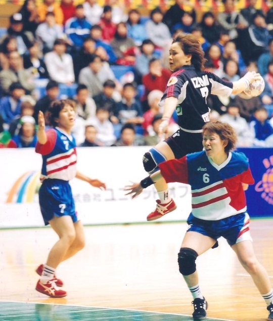 2004 일본리그 최강전인 플레이오프 결승전에서 골을 시도하고 있는 임오경(가운데) 감독.