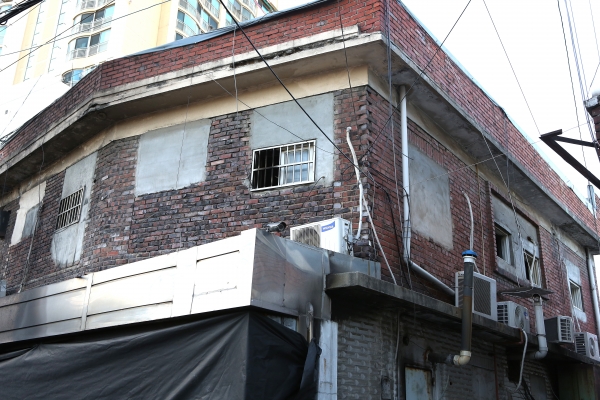 지난 22일 화재가 발생한 서울 강동구 천호동 성매매업소 건물. 2층의 창문들이 콘크리트로 막혀있거나 창살이 쳐져있다. ⓒ이정실 여성신문 사진기자