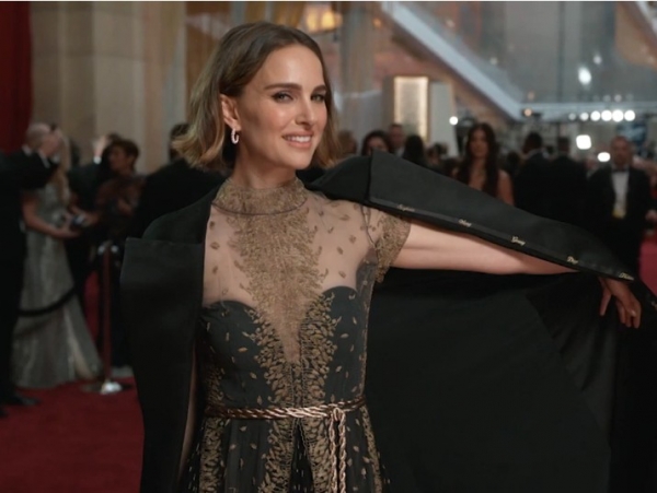 나탈리 포트만이 드레스에 금색 자수로 새겨 넣은 여성 영화감독들의 이름을 보여주고 있다. ©E! News