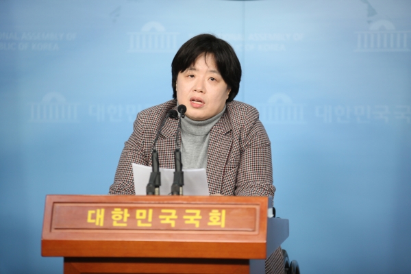 13일 오후 서울 여의도 국회의사당 정론관에서 21대 총선 출마선언에 대한 기자회견을 열었다. ⓒ여성신문 홍수형 사진기자