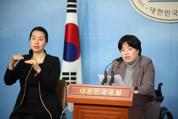 13일 오후 서울 여의도 국회의사당 정론관에서 21대 총선 출마선언에 대한 기자회견을 열었다. ⓒ여성신문 홍수형 사진기자