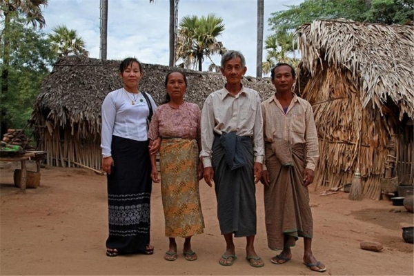 미얀마의 시골 마을에서 만난 일가족, 다양한 롱지를 입고 있다. ©조용경