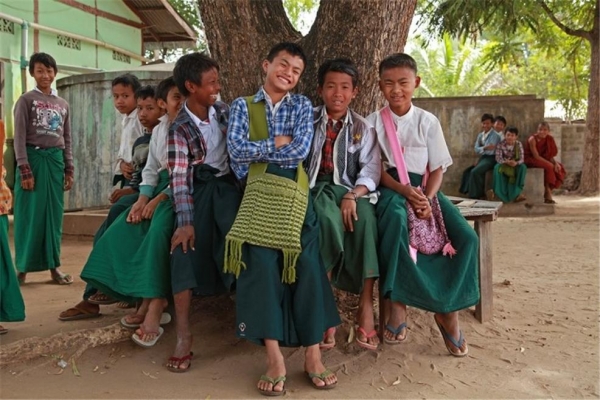 미얀마 중부의 세테인 마을 학생들. 녹색 롱지가 교복이다. ©조용경