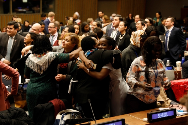 제63차 UN 여성지위위원회 회의 참가자들이 합의문을 채택하고 기뻐하는 모습. ©UN Women/Ryan
