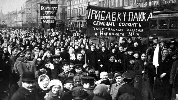 2월 23일 국제여성의날 시위에 참가한 여성들. 시위자들은 “아이에게 먹을 것을” ”가족들에게 병사를” “수호자들에게 자유와 평화를”이라는 구호를 외쳤다. ⓒState Museum of Political History of Russia
