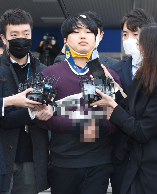 25일 오전 미성년자를 포함한 여성들을 협박, 성 착취물을 제작·유포한 텔레그램 'n번방' 박사방의 운영자 조주빈이 서울 종로경찰서에서 검찰로 송치되고 있다ㅕㄴ&nbsp;