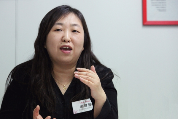 송란희 한국여성의전화 사무처장여성정책 전문가 간담회에서 발언하고 있다. ⓒ홍수형 기자