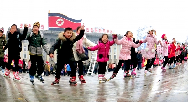 지난해 2월 정월대보름에 평양 어린이들이 김일성광장에서 인라인 스케이트를 타며 즐거워 하고 있다. 최근 인라인 스케이트를 타는 것이 북한의 새로운 풍속도로 등장했다. 사진=평화경제연구소 제공