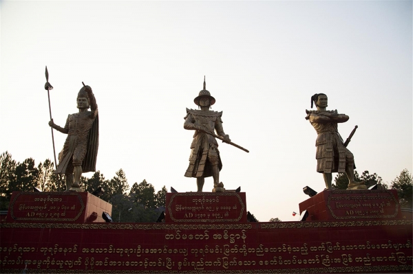 미얀마 삼군사관학교 정문의 미얀마 3대 영웅 동상. ©조용경