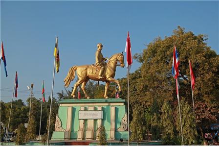 사가잉 주 몽유와 시 중심가에 있는 아웅산 장군의 기마상. ©조용경