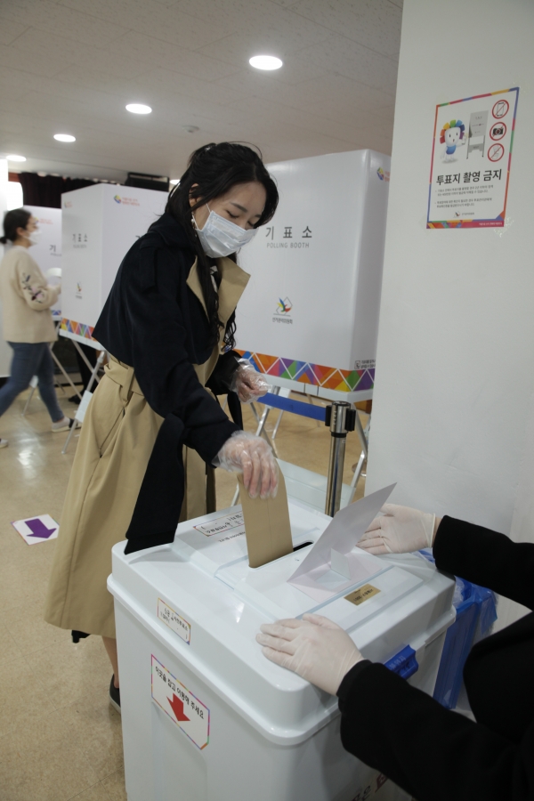 10일 오후 소공동주민센터 사전투표장에서 투표를 맞친 한 여성이 투표봉투를 투표함에 넣고있다. ⓒ홍수형 기자