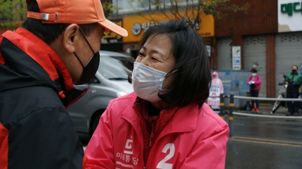 12일 부산 중영도구 지역구 구민에게 거리 인사를 하고 있는 황보승희 미래통합당 후보. ⓒ황보승희 블로그