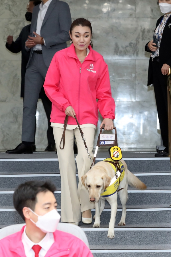 김예지 미래한국당 국회의원 당선인이 안내견 '조이'와 함께 걷고 있다.