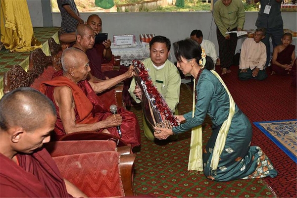 아웅산 수치 여사가 집권 후 불교 지도자들에게 경의를 표하는 모습. ©조용경