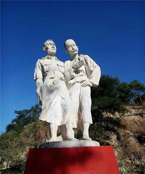 마궤이 주에 있는 세야산의 동상. 오른쪽이 세야산이고 왼쪽은 그의 조력자인 타킨보흘라지라고 한다. ©조용경