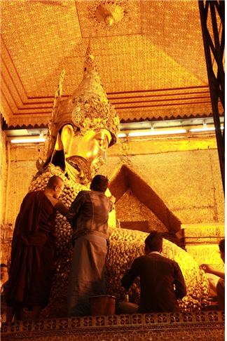 만달레이 마하무니 사원의 황금불상. ©조용경