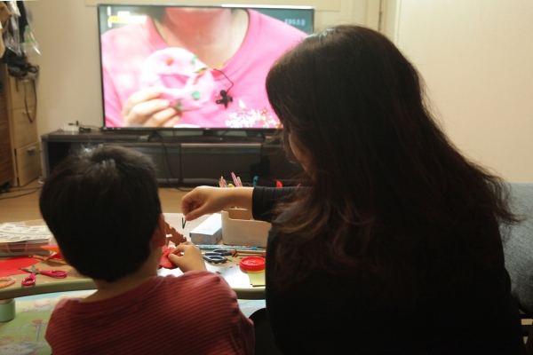 서울 동작구 한 가정에서 초등학교 1학년인 학생이 텔레비전을 통해 어머니와 수업을 듣고 있다. ⓒ홍수형 기자